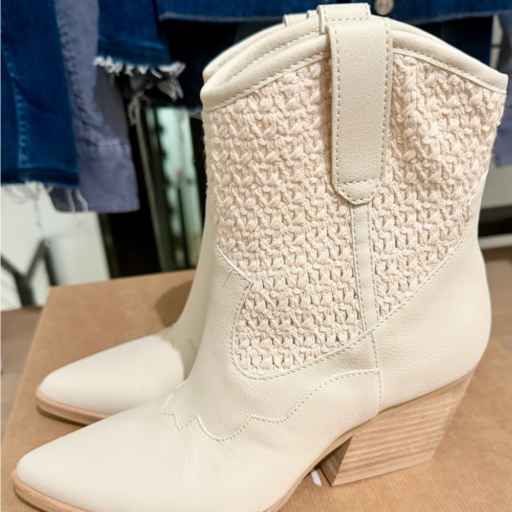 Dolce Vita Ivory Textured Ankle Booties size 6